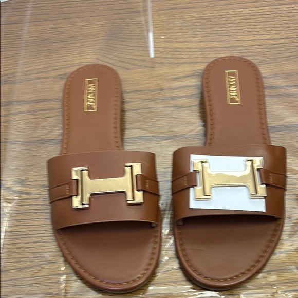 Elegant Brown Sandals with Gold Accents - Picture 2 of 4